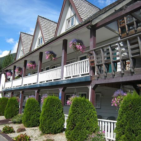Peaks Lodge Revelstoke Exterior photo
