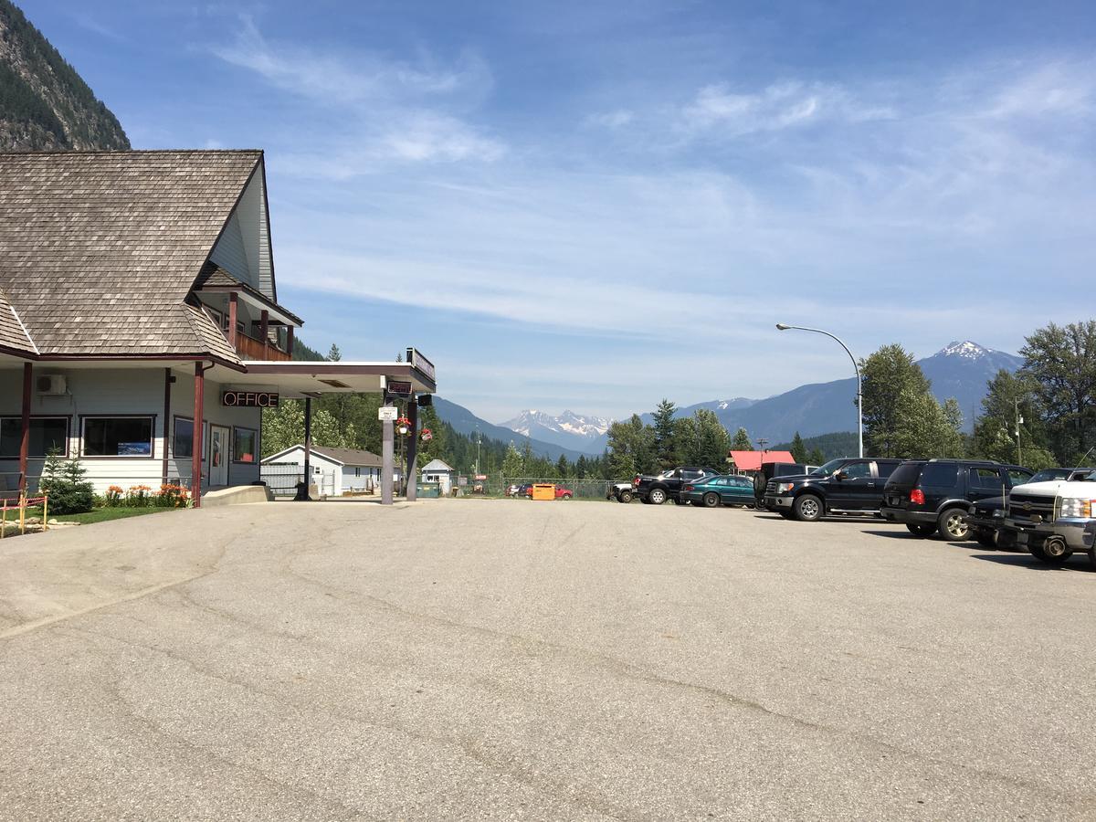 Peaks Lodge Revelstoke Exterior photo
