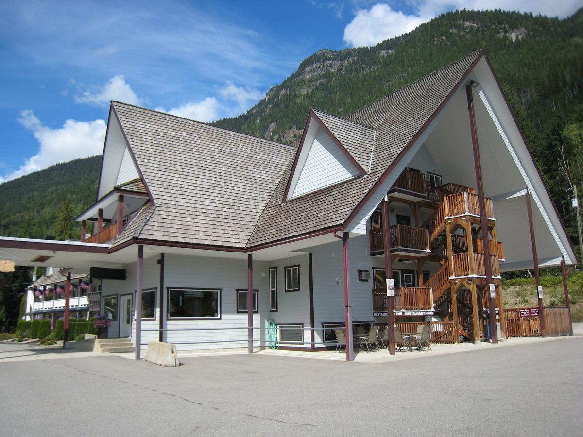 Peaks Lodge Revelstoke Exterior photo
