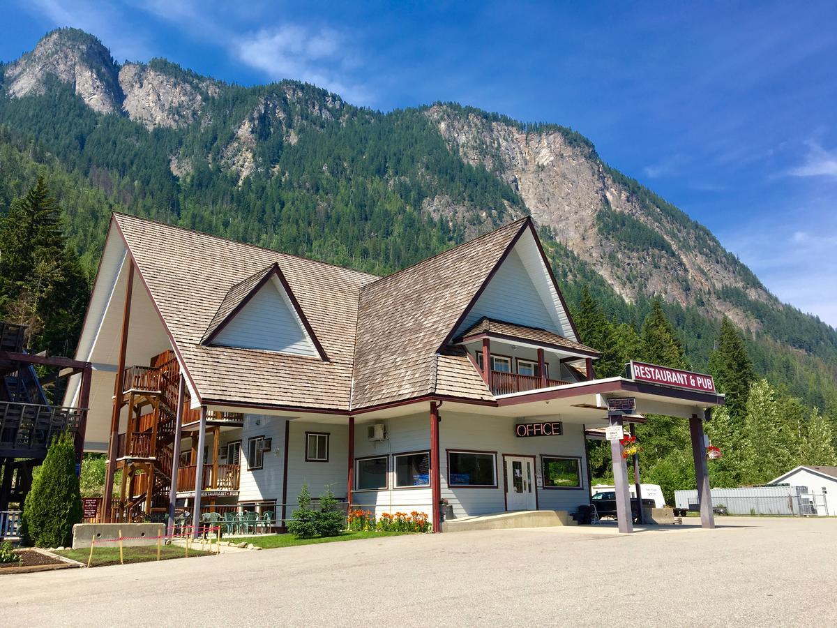 Peaks Lodge Revelstoke Exterior photo