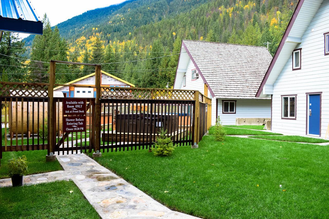 Peaks Lodge Revelstoke Exterior photo
