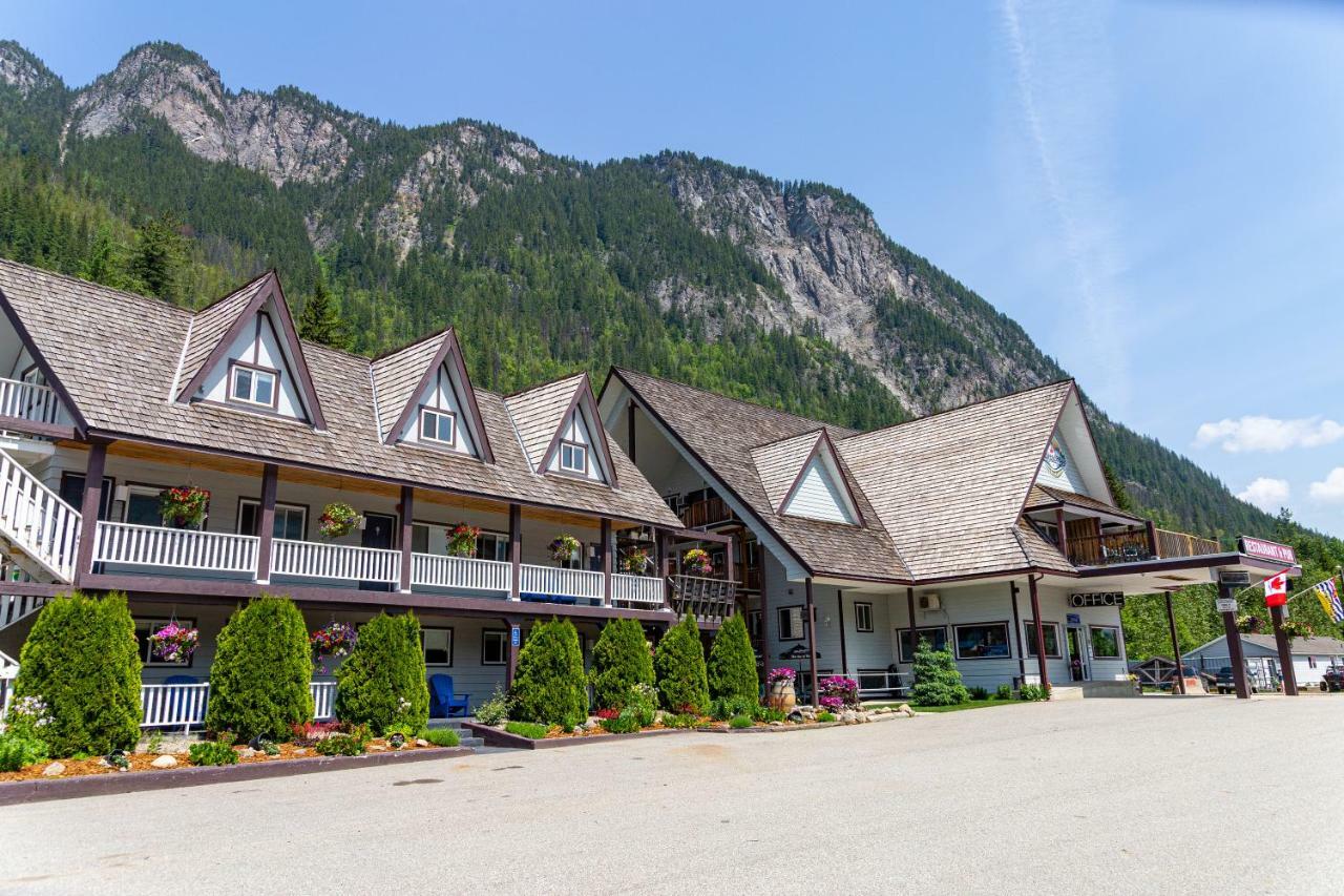 Peaks Lodge Revelstoke Exterior photo