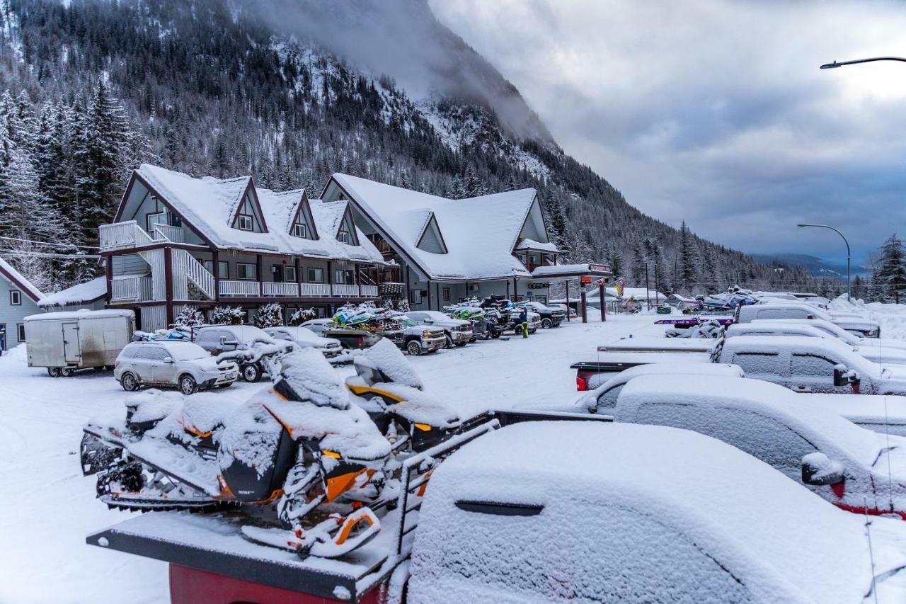Peaks Lodge Revelstoke Exterior photo