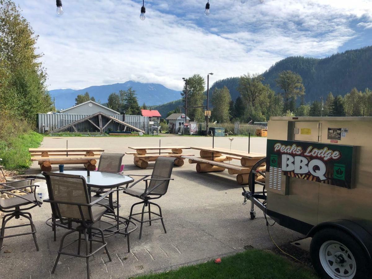 Peaks Lodge Revelstoke Exterior photo