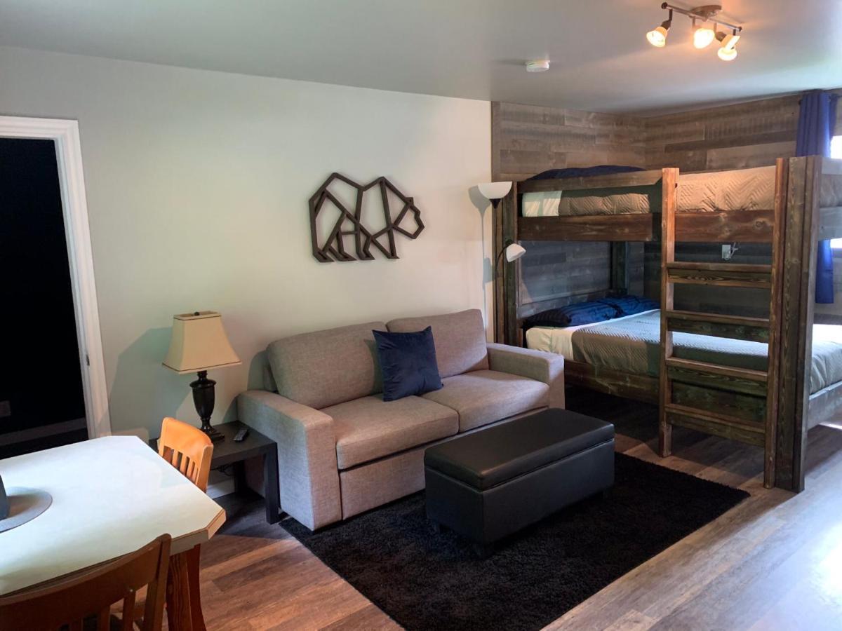 Peaks Lodge Revelstoke Exterior photo