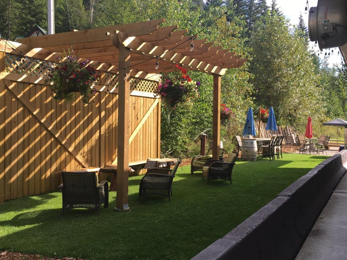 Peaks Lodge Revelstoke Exterior photo