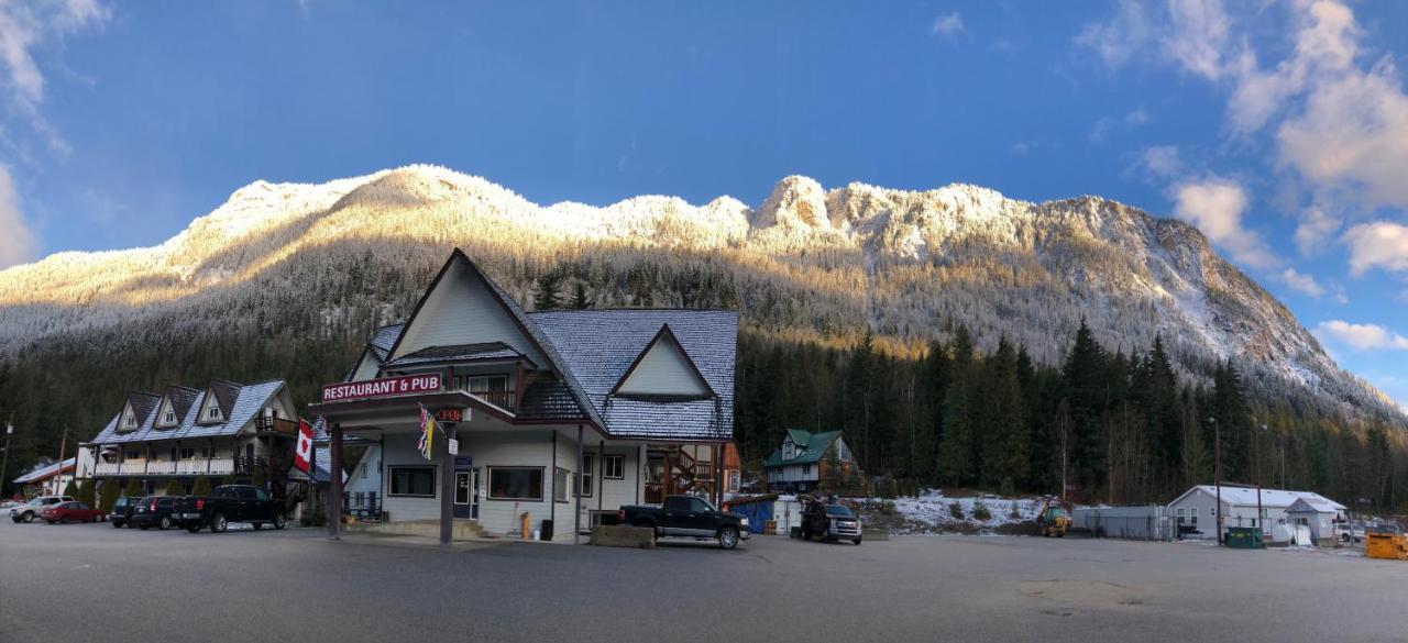 Peaks Lodge Revelstoke Exterior photo