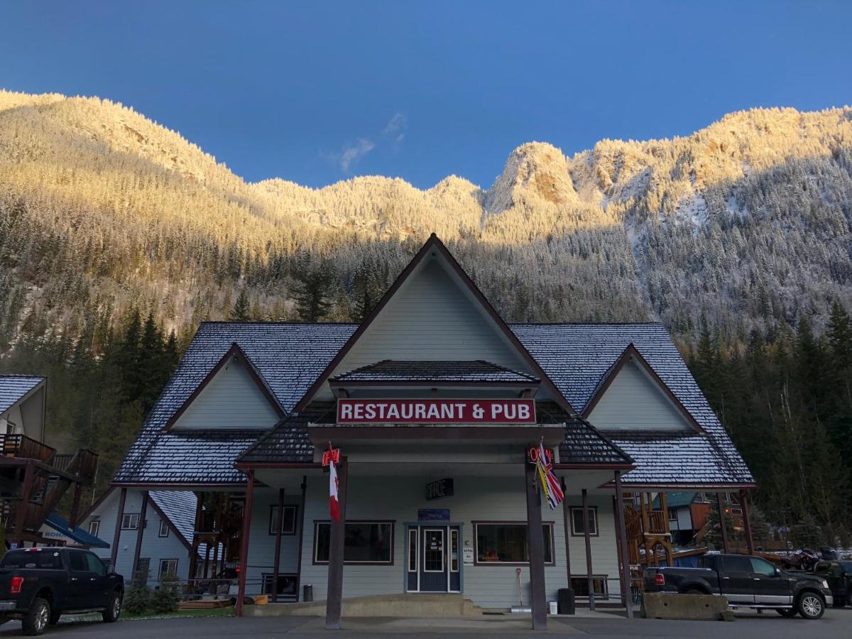 Peaks Lodge Revelstoke Exterior photo